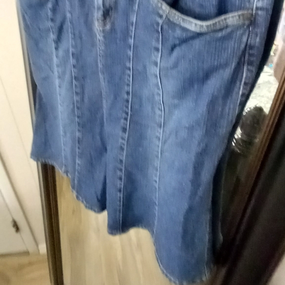 Las a Little Skirt - Picture 4 of 6